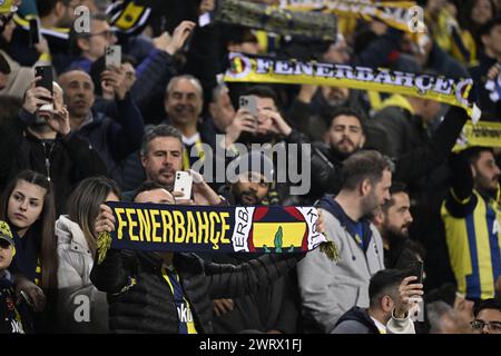 Istanbul, Turquie. 14 mars 2024. Les supporters de Fenerbahce photographiés lors d'un match de football entre le club turc Fenerbahce SK et le club belge Royale Union Saint Gilloise, le jeudi 14 mars 2024 à Istanbul, Turquie, étape retour de la finale 1/8 de l'UEFA Conference League. BELGA PHOTO LAURIE DIEFFEMBACQ crédit : Belga News Agency/Alamy Live News Banque D'Images