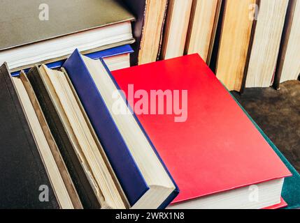 Photo de vieux livres anciens posés sur la surface de la table en cuir. Banque D'Images