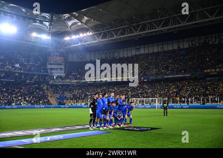 Istanbul, Turquie. 14 mars 2024. Les joueurs de l'Union photographiés au début d'un match de football entre le club turc Fenerbahce SK et le club belge Royale Union Saint Gilloise, le jeudi 14 mars 2024 à Istanbul, Turquie, étape retour de la finale 1/8 de l'UEFA Conference League. BELGA PHOTO LAURIE DIEFFEMBACQ crédit : Belga News Agency/Alamy Live News Banque D'Images