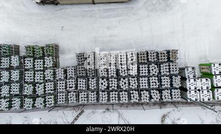 Photographie par drone de réservoirs de stockage de gaz dans un entrepôt en plein air pendant la journée nuageuse d'hiver Banque D'Images