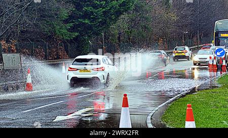 Glasgow, Écosse, Royaume-Uni. 14 mars 2024 : Météo britannique : la pluie dans la ville a vu des inondations près de la grande route ouest A82 . Crédit Gerard Ferry/Alamy Live News Banque D'Images