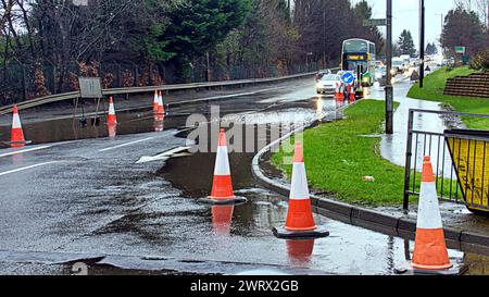 Glasgow, Écosse, Royaume-Uni. 14 mars 2024 : Météo britannique : la pluie dans la ville a vu des inondations près de la grande route ouest A82 . Crédit Gerard Ferry/Alamy Live News Banque D'Images