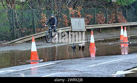 Glasgow, Écosse, Royaume-Uni. 14 mars 2024 : Météo britannique : la pluie dans la ville a vu des inondations près de la grande route ouest A82 . Crédit Gerard Ferry/Alamy Live News Banque D'Images