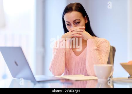 Femme inquiète à la recherche de ses factures Banque D'Images