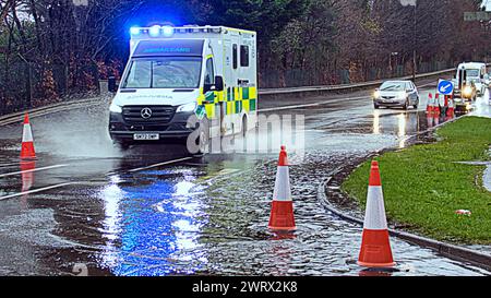 Glasgow, Écosse, Royaume-Uni. 14 mars 2024 : Météo britannique : la pluie dans la ville a vu des inondations près de la grande route ouest A82 . Crédit Gerard Ferry/Alamy Live News Banque D'Images