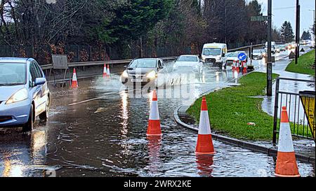 Glasgow, Écosse, Royaume-Uni. 14 mars 2024 : Météo britannique : la pluie dans la ville a vu des inondations près de la grande route ouest A82 . Crédit Gerard Ferry/Alamy Live News Banque D'Images