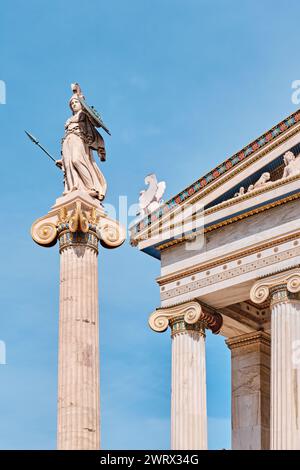 Athènes, Grèce - 03 mars 2024 : détails architecturaux de l'Académie d'Athènes, sur les colonnes sont la déesse Athéna et Apollon Banque D'Images