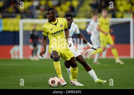VILLARREAL, ESPAGNE - 14 MARS : Eric Bailly Centre-back de Villarreal CF concourt pour le ballon avec Ismaila Sarr Winger droit de l'Olympique Marseille lors de la manche 2023/24 de l'UEFA Europa League du 16e match de deuxième manche entre Villarreal CF et l'Olympique Marseille à l'Estadio de la Ceramica le 14 mars 2024 à Villarreal, Espagne. (Photo de Jose Torres/photos Players images) Banque D'Images