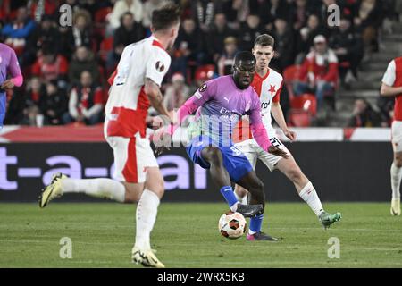 Prague, République tchèque. 14 mars 2024. Yunus Musah de l'AC Milan, à gauche, et David Doudera de Slavia en action lors du match retour de football Slavia Praha vs AC Milan de la demi-finale de l'Europa League le 14 mars 2024, Prague, République tchèque. Crédit : Katerina Sulova/CTK photo/Alamy Live News Banque D'Images