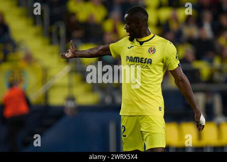 VILLARREAL, ESPAGNE - 14 MARS : Eric Bailly Centre-back de Villarreal CF réagit lors de la manche 2023/24 de l'UEFA Europa League du 16e match aller opposant Villarreal CF et l'Olympique Marseille à l'Estadio de la Ceramica le 14 mars 2024 à Villarreal, Espagne. (Photo de Jose Torres/photos Players images) Banque D'Images