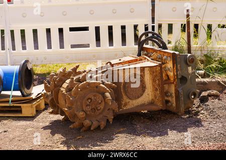 Un moulin monté sur route se trouve sur un chantier de réparation de rue dans la ville. Banque D'Images