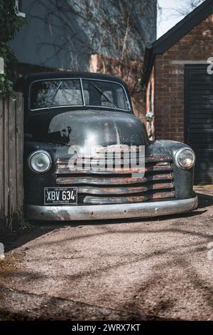 Voiture antique, chaque trajet est un voyage dans la voie de la mémoire. La vie est trop courte pour conduire des voitures ennuyeuses. Banque D'Images