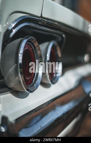 Voiture antique, chaque lecteur est un voyage vers le bas de la mémoire Lane.Life est trop court pour conduire des voitures ennuyeuses. Banque D'Images