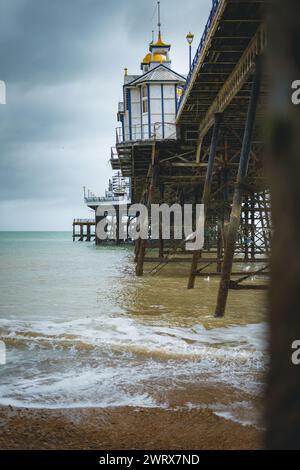 Eastbourne Pier, sur la côte sud du Royaume-Uni. par temps sombre. Banque D'Images