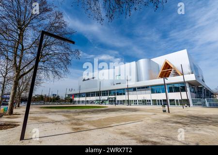 Vue extérieure de l'Adidas Arena, également connue sous le nom d'Arena porte de la Chapelle, une salle polyvalente accueillant des événements sportifs et des concerts Banque D'Images