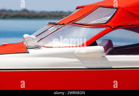 Le bateau rouge est au quai amarré un jour d'été. Banque D'Images