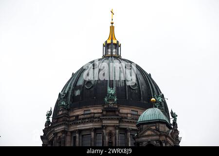 Détails de la cathédrale de Berlin ou du Berliner Dom le long de la rivière Spree sur l'île des musées de Berlin. Banque D'Images