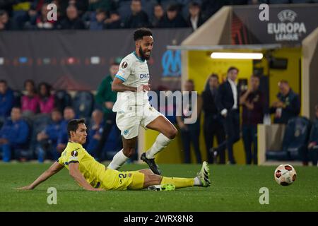 VILLARREAL, ESPAGNE - 14 MARS : Aissa Mandi de Villarreal CF concourt pour le ballon avec Pierre-Emerick Aubameyang Centre-Forward de l'Olympique de Marseille lors de la manche 2023/24 de l'UEFA Europa League du 16e match de deuxième manche entre Villarreal CF et l'Olympique Marseille à l'Estadio de la Ceramica le 14 mars 2024 à Villarreal, Espagne. (Photo de Jose Torres/photos Players images) Banque D'Images