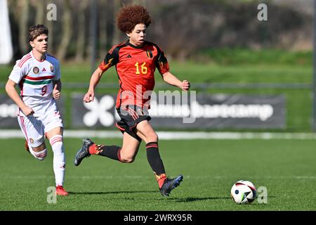 Benjamin Golik (9 ans) de Hongrie en photo défendant contre Aaron Ibrahim (16 ans) de Belgique lors d'un match amical de football entre les équipes nationales de Belgique et de Hongrie de moins de 16 ans le jeudi 14 mars 2024 à Tubize , Belgique . PHOTO SPORTPIX | David Catry Banque D'Images