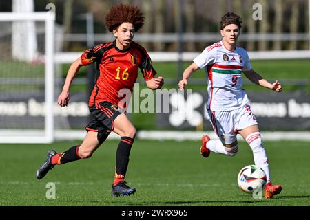 Aaron Ibrahim (16 ans), de Belgique, et Benjamin Golik (9 ans), de Hongrie, photographiés lors d'un match amical de football entre les équipes nationales de Belgique et de Hongrie de moins de 16 ans, le jeudi 14 mars 2024 à Tubize , Belgique . PHOTO SPORTPIX | David Catry Banque D'Images