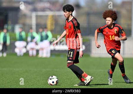Tubize, Belgique. 14 mars 2024. Youssef Hamdaoui (21 ans), de Belgique, et Aaron Ibrahim (16 ans), de Belgique, photographiés lors d'un match amical de football entre les équipes nationales de Belgique et de Hongrie de moins de 16 ans, le jeudi 14 mars 2024 à Tubize, Belgique . Crédit : Sportpix/Alamy Live News Banque D'Images