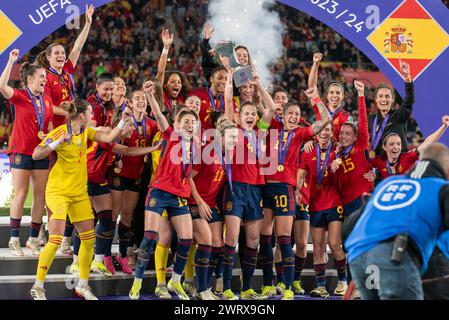 Irene Pareces (4) de Lifts Trophy et Spain célèbre être championne (campeonas) de la première ligue féminine des Nations de l'UEFA photographiée après un match de football féminin entre l'Espagne et la France lors de la finale de la Ligue féminine des Nations de l'UEFA, le mercredi 28 février 2024 à Séville, España . PHOTO Adelina Cobos crédit : Sportpix/Alamy Live News Banque D'Images