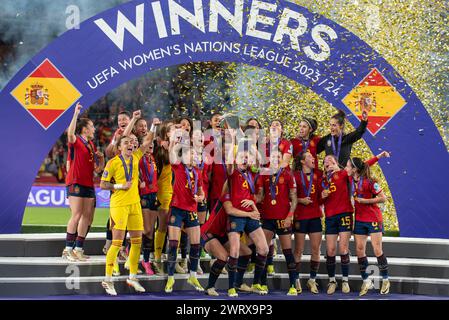 Irene Pareces (4) de Lifts Trophy et Spain célèbre être championne (campeonas) de la première ligue féminine des Nations de l'UEFA photographiée après un match de football féminin entre l'Espagne et la France lors de la finale de la Ligue féminine des Nations de l'UEFA, le mercredi 28 février 2024 à Séville, España . PHOTO Adelina Cobos crédit : Sportpix/Alamy Live News Banque D'Images
