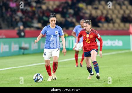 Sakina Karchaoui (7 ans), de France, et Eva Navarro (15 ans), d'Espagne, photographiées lors d'un match de football féminin entre l'Espagne et la France lors de la finale de la Ligue des Nations féminines de l'UEFA, le mercredi 28 février 2024 à Séville, España . PHOTO Adelina Cobos crédit : Sportpix/Alamy Live News Banque D'Images