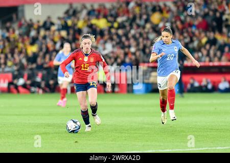 EVA Navarro (15 ans), d'Espagne, et Delphine Cascarino (20 ans), de France, photographiées lors d'un match de football féminin entre l'Espagne et la France lors de la finale de la Ligue des Nations féminines de l'UEFA, le mercredi 28 février 2024 à Séville, España . PHOTO Adelina Cobos crédit : Sportpix/Alamy Live News Banque D'Images