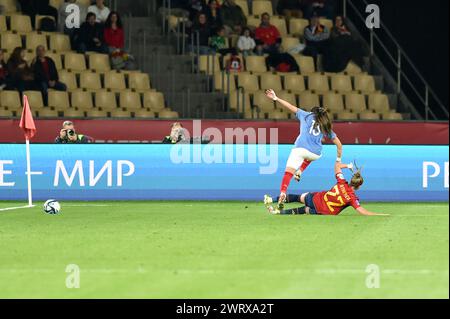 Selma Bacha (13 ans), de France, et Athenea del Castillo (22 ans), d'Espagne, photographiées lors d'un match de football féminin entre l'Espagne et la France lors de la finale de la Ligue des Nations féminines de l'UEFA, le mercredi 28 février 2024 à Séville, España . PHOTO Adelina Cobos crédit : Sportpix/Alamy Live News Banque D'Images