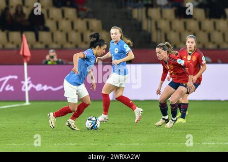 Sakina Karchaoui (7 ans), de France, et Eva Navarro (15 ans), d'Espagne, photographiées lors d'un match de football féminin entre l'Espagne et la France lors de la finale de la Ligue des Nations féminines de l'UEFA, le mercredi 28 février 2024 à Séville, España . PHOTO Adelina Cobos crédit : Sportpix/Alamy Live News Banque D'Images