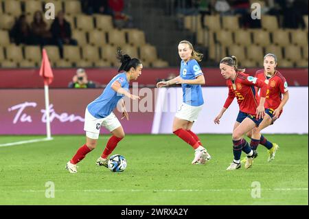 Sakina Karchaoui (7 ans), de France, et Eva Navarro (15 ans), d'Espagne, photographiées lors d'un match de football féminin entre l'Espagne et la France lors de la finale de la Ligue des Nations féminines de l'UEFA, le mercredi 28 février 2024 à Séville, España . PHOTO Adelina Cobos crédit : Sportpix/Alamy Live News Banque D'Images