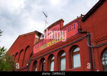 Murano, Italie - 6 octobre 2019 : ancienne usine artistique de soufflage de verre Ferro Lazzarini extérieur dans le centre de l'île de Murano. Production manuelle en verre de Murano. Verrerie à Venise, Italie. Banque D'Images