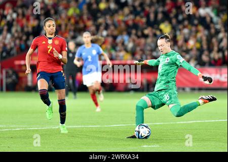 La gardienne Pauline Peyraud-Magnin (16 ans) et Salma Paralluelo (7 ans), espagnole, photographiées lors d'un match de football féminin entre l'Espagne et la France lors de la finale de la Ligue des Nations féminines de l'UEFA, le mercredi 28 février 2024 à Séville, España . PHOTO Adelina Cobos crédit : Sportpix/Alamy Live News Banque D'Images