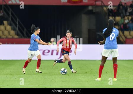 Sakina Karchaoui (7 ans), de France, et Eva Navarro (15 ans), d'Espagne, photographiées lors d'un match de football féminin entre l'Espagne et la France lors de la finale de la Ligue des Nations féminines de l'UEFA, le mercredi 28 février 2024 à Séville, España . PHOTO Adelina Cobos crédit : Sportpix/Alamy Live News Banque D'Images