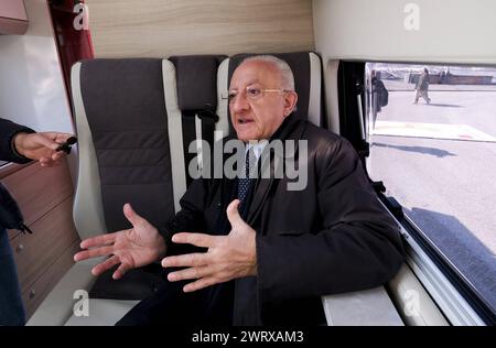 News - le camping-car FLC avec Vincenzo de Luca Une halte à Naples par le camping-car union CGIL contre l'autonomie différenciée proposée par le ministre des régions Roberto Calderoli, en présence du président de la région Campanie Vincenzo de Luca. Napoli Naples Italie Copyright : xAntonioxBalascox/xLiveMediax LPN 1277241 Banque D'Images