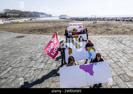 News - le camping-car FLC avec Vincenzo de Luca Une halte à Naples par le camping-car union CGIL contre l'autonomie différenciée proposée par le ministre des régions Roberto Calderoli, en présence du président de la région Campanie Vincenzo de Luca. Napoli Naples Italie Copyright : xAntonioxBalascox/xLiveMediax LPN 1277240 Banque D'Images