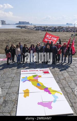 News - le camping-car FLC avec Vincenzo de Luca Une halte à Naples par le camping-car union CGIL contre l'autonomie différenciée proposée par le ministre des régions Roberto Calderoli, en présence du président de la région Campanie Vincenzo de Luca. Napoli Naples Italie Copyright : xAntonioxBalascox/xLiveMediax LPN 1277239 Banque D'Images