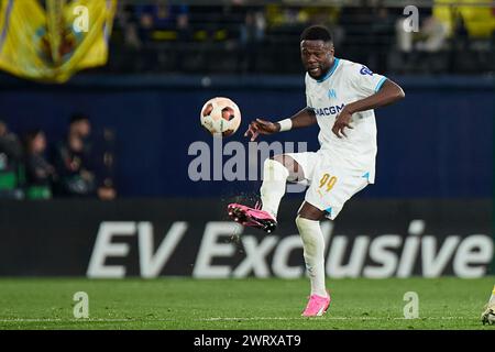 VILLARREAL, ESPAGNE - 14 MARS : le Chancel Mbemba Centre-back de l'Olympique Marseille passe le ballon lors de la manche 2023/24 de l'UEFA Europa League du 16e match aller entre Villarreal CF et l'Olympique Marseille à l'Estadio de la Ceramica le 14 mars 2024 à Villarreal, Espagne. (Photo de Jose Torres/photos Players images) Banque D'Images