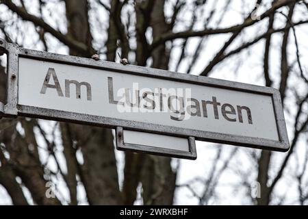 Berlin, Allemagne - 16 décembre 2021 : panneau de rue à Berlin, Allemagne. Signalétique AM Lustgarten. Banque D'Images