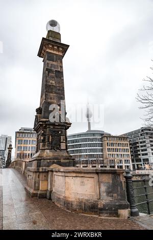 Berlin, Allemagne - 16 décembre 2021 : le pont Friedrichs est un pont de Berlin, l'un des nombreux qui traversent la Spree entre l'île aux musées et le port continental Banque D'Images