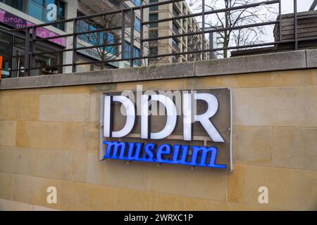 Berlin, Allemagne - 16 décembre 2021 : le Musée DDR situé dans l'ancien district gouvernemental de l'Allemagne de l'est, sur la rivière Spree, en face de la Berl Banque D'Images