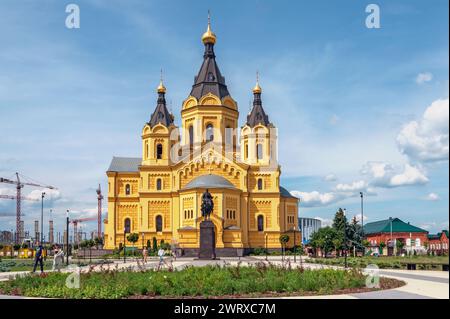 NIJNI NOVGOROD, RUSSIE - 30 MAI 2023 : Monument avec l'inscription Saint BIENHEUREUX Grand-Duc Alexandre Nevski devant le Cathed Alexandre Nevski Banque D'Images