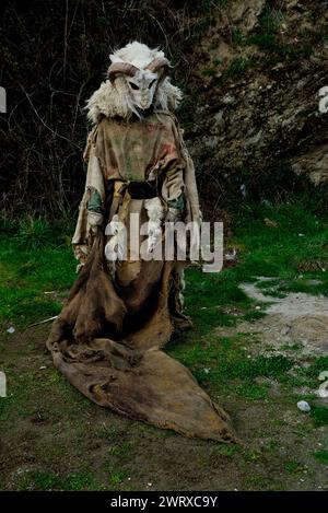 Masque d'Antruejo de Carrizo de la Ribera (Léon) dans Vibo masque de Viana do Bolo, Ourense, Espagne Banque D'Images