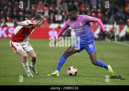 Prague, République tchèque. 14 mars 2024. David Doudera de Slavia Praha, à gauche, et Rafael Leao de AC Milan en action lors du match retour de football Slavia Praha vs AC Milan de la demi-finale de l'Europa League le 14 mars 2024, Prague, République tchèque. Crédit : Katerina Sulova/CTK photo/Alamy Live News Banque D'Images