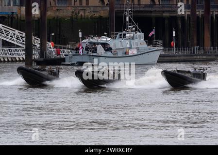 Royal Marines Commandos prenant part à l'événement traditionnel Constable's cotisations organisé par la Tour de Londres, Royaume-Uni. Balade dans Offshore Raiding Craft sur la Tamise Banque D'Images