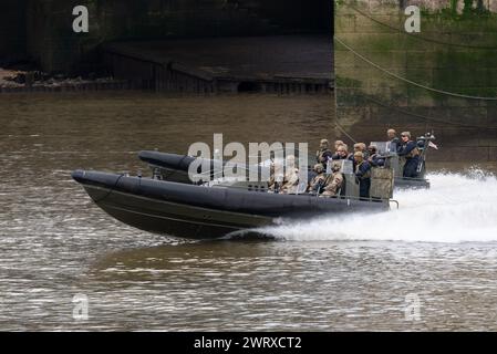 Royal Marines Commandos prenant part à l'événement traditionnel Constable's cotisations organisé par la Tour de Londres, Royaume-Uni. Balade dans Offshore Raiding Craft sur la Tamise Banque D'Images