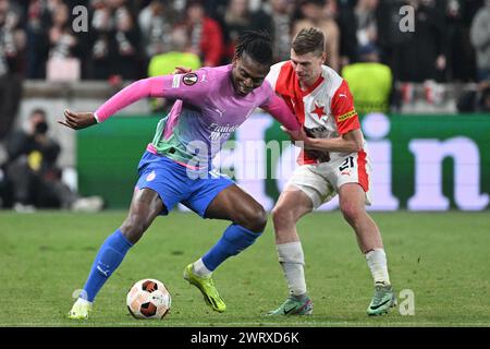 Prague, République tchèque. 14 mars 2024. Rafael Leao de l'AC Milan, à gauche, et David Doudera de Slavia Praha en action lors du match retour de football Slavia Praha vs AC Milan de la demi-finale de l'Europa League le 14 mars 2024, Prague, République tchèque. Crédit : Michal Kamaryt/CTK photo/Alamy Live News Banque D'Images