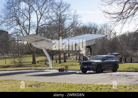 Une borne de recharge de véhicules à électricité solaire conçue exclusivement pour les véhicules appartenant à la ville, à Inwood Hill Park, New york, par Beam EV Charging, Banque D'Images