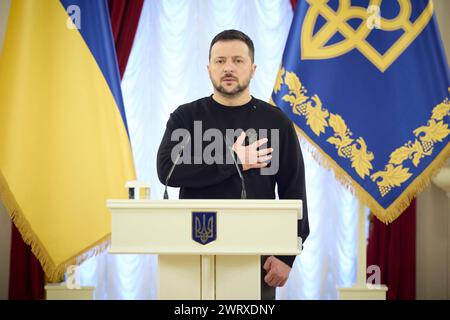 Kiev, Ukraine. 14 mars 2024. Le président ukrainien Volodymyr Zelenskyy représente l'hymne national lors d'un événement honorant ceux qui se sont portés volontaires pour défendre leur pays lors de la Journée du volontariat ukrainien dans la salle des prix du Palais Mariinsky, le 14 mars 2024 à Kiev, en Ukraine. Crédit : Présidence ukrainienne/Bureau de presse présidentiel ukrainien/Alamy Live News Banque D'Images